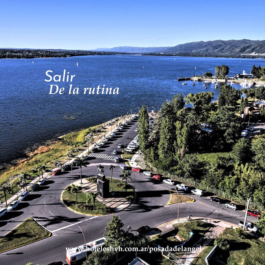 Vista al lago San Roque y la costanera de Villa Carlos Paz